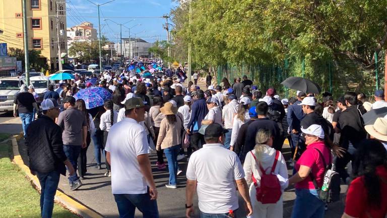 Comunidad de la UAS marcha sobre el malecón de Mazatlán en plena jornada del eclipse