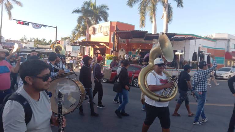 Durante el miércoles, músicos de banda sinaloense mantuvieron una protesta en la zona hotelera de Mazatlán.