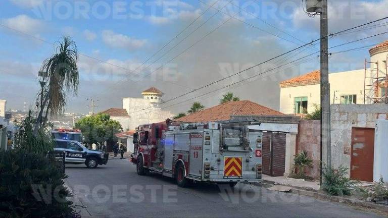 Bomberos controlan incendio en una vivienda del sector Colinas de San Miguel, en Culiacán. Bomberos controlan incendio en una vivienda del sector Colinas de San Miguel, en Culiacán.