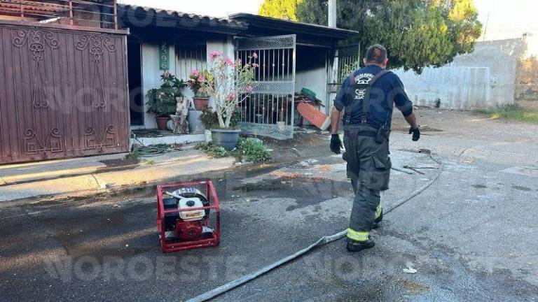 Bomberos trabajaron para extinguir el incendio que dañó una vivienda en el sector Santa Fe. Bomberos trabajaron para extinguir el incendio que dañó una vivienda en el sector Santa Fe.