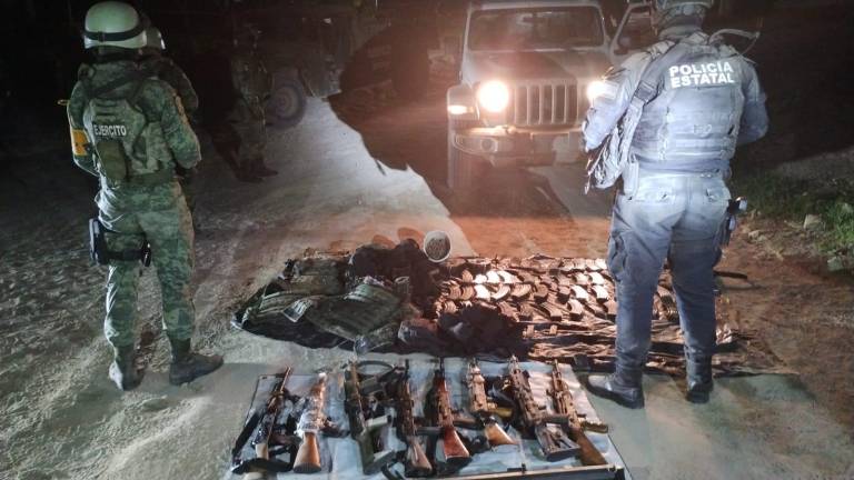 Aseguran a 3 hombres y armamento en Sinaloa de Leyva