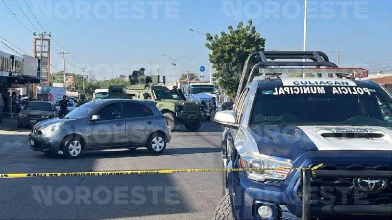 Atacan a balazos a conductor en la Calzada Heroico Colegio Militar en Culiacán Atacan a balazos a conductor en la Calzada Heroico Colegio Militar en Culiacán