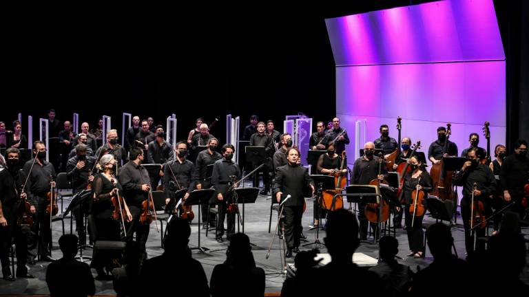 La Orquesta Sinfónica Sinaloa de las Artes la dirige Miguel Salmón del Real.