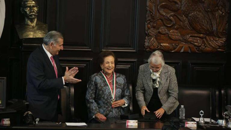 Ifigenia Martha Martínez y Hernández, legisladora del grupo parlamentario de Morena, recibe la Medalla Belisario Domínguez.