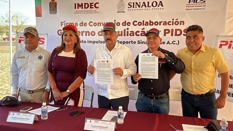 David Eduardo Vargas Rodríguez y el Alcalde Jesús Estrada Ferreiro muestran los convenios firmados.
