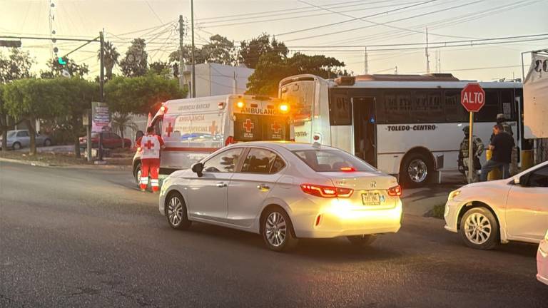 El camión urbano también presentó fuertes golpes en la parte de su carrocería. El camión urbano también presentó fuertes golpes en la parte de su carrocería.