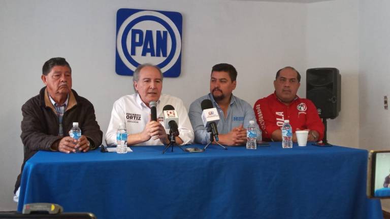 Eduardo Ortiz Hernández, candidato a Senador de la República por la coalición Fuerza y Corazón por México conformada por el PRI, PAN y PRD, en conferencia de prensa.