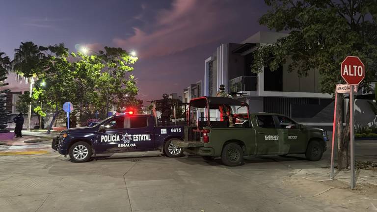 Elementos de los tres niveles de gobierno mantienen asegurada al menos una vivienda en el fraccionamiento Espacio Barcelona, donde detuvieron a civiles armados. Elementos de los tres niveles de gobierno mantienen asegurada al menos una vivienda en el fraccionamiento Espacio Barcelona, donde detuvieron a civiles armados.