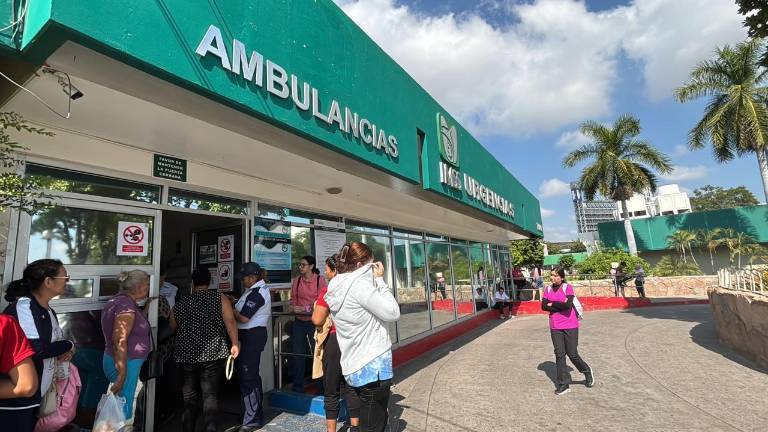 Familiares reportan saturación y camillas en pasillos en el Hospital General Regional número 1 del IMSS en Culiacán. Familiares reportan saturación y camillas en pasillos en el Hospital General Regional número 1 del IMSS en Culiacán.
