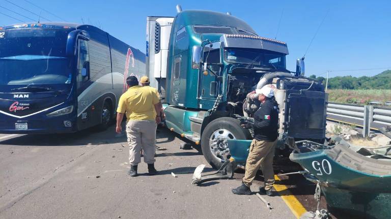 Dos adultos fallecieron en Escuinapa tras chocar con un tráiler. Dos adultos fallecieron en Escuinapa tras chocar con un tráiler.
