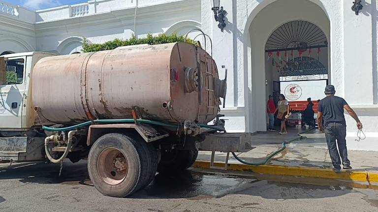Abasto de agua al Palacio Municipal de Escuinapa con una pipa debido a la falla general en el suministro. Abasto de agua al Palacio Municipal de Escuinapa con una pipa debido a la falla general en el suministro.
