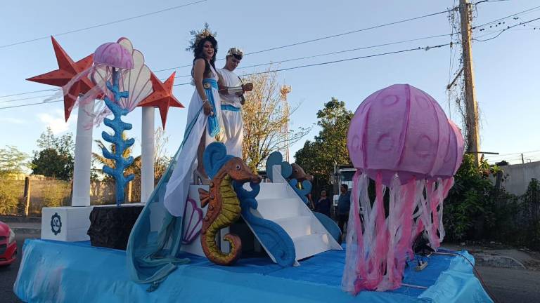 Entre música y alegría, la corte real de las Fiestas del Mar de las Cabras desfiló este jueves en Escuinapa.
