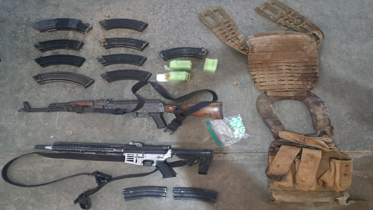 El Ejército aseguró armas y droga en operativo realizado en La Cieneguita, Badiraguato. El Ejército aseguró armas y droga en operativo realizado en La Cieneguita, Badiraguato.