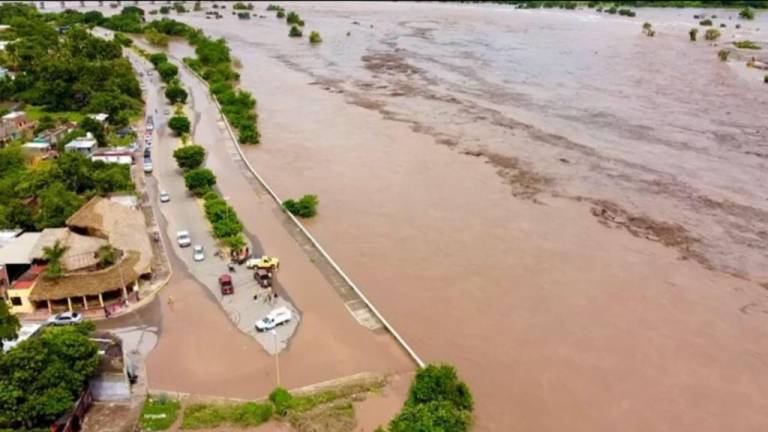 En Rosario reportan que tras las lluvias se desborda el Río Baluarte