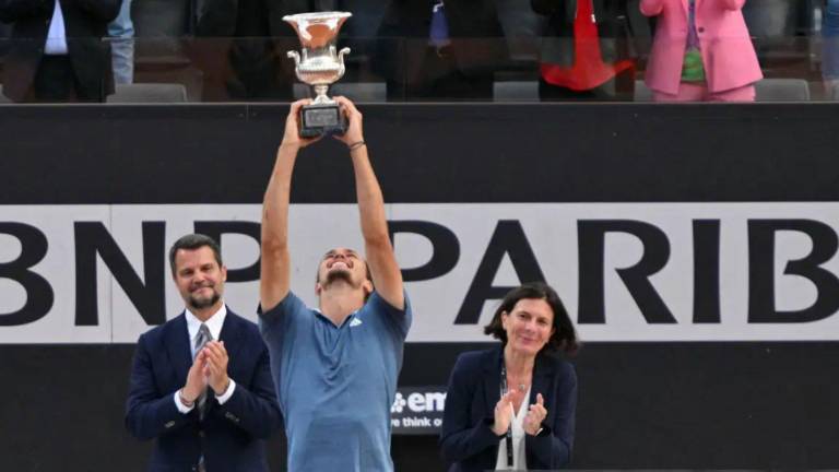 Alexander Zverev sostiene el trofeo de campeón del torneo de Roma.