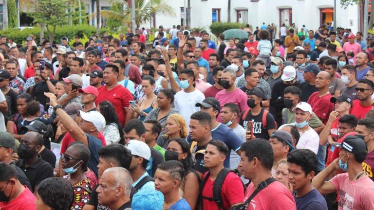 Caravana de alrededor de 15 mil migrantes avanza por Chiapas; se dirigen a EU