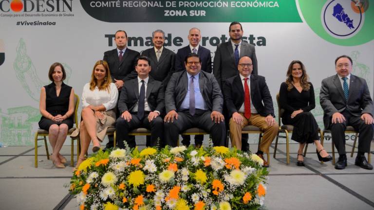 Tobías Ricardo Lozano Solorza y su equipo del Consejo Ciudadano del Comité Regional de Promoción Económica del CODESIN en la zona sur, rinden protesta para el periodo 2023-2026, ante la presencia de empresarios y funcionarios.