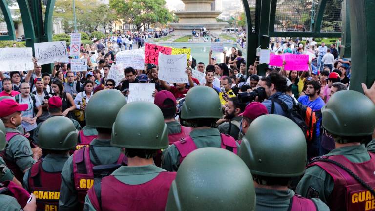 Venezuela, protestas en Altamira frente a la Guardia Nacional.
