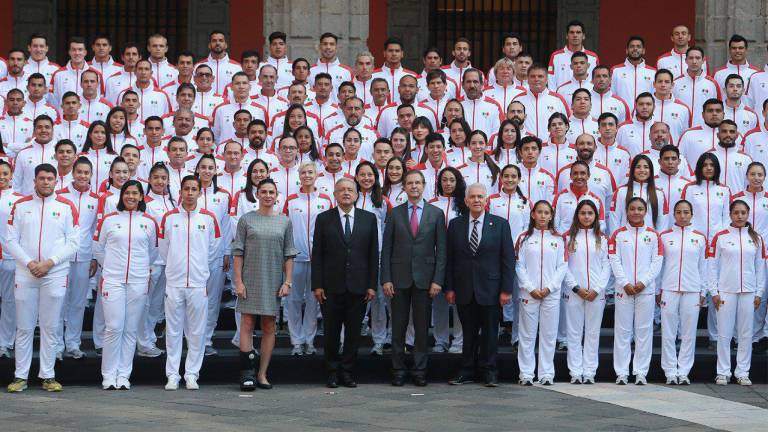 Andrés Manuel López Obrador, junto a los deportistas que representaron a México en Tokio 2020.