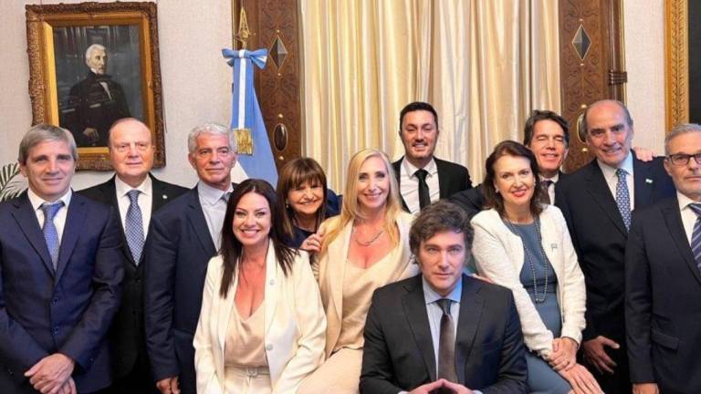 Gobierno de Milei devalúa más de 50% el peso argentino