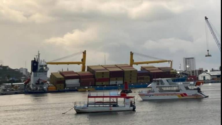 Barco de carga se hunde en muelles del puerto de Mazatlán