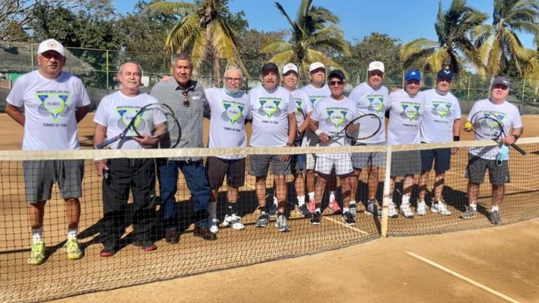 El grupo de tenistas que tiene actividad en las canchas del Club Deportivo Muralla.