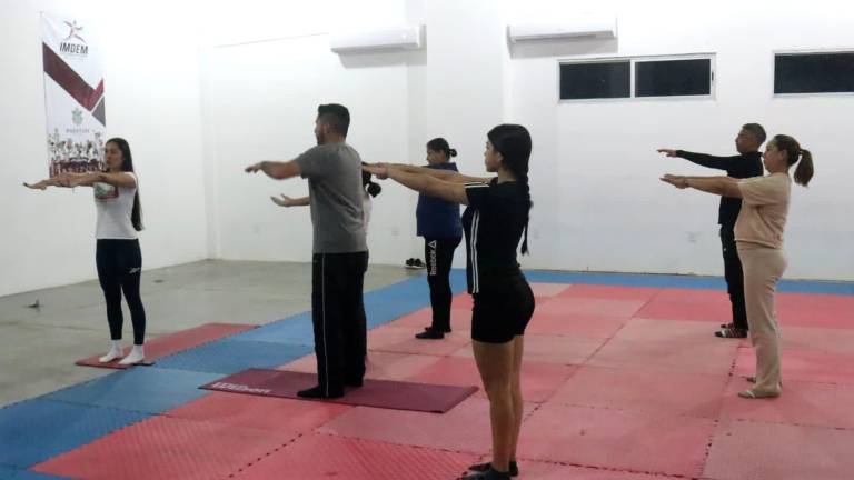 Marisol Velarde Herrera preside la clase de yoga.