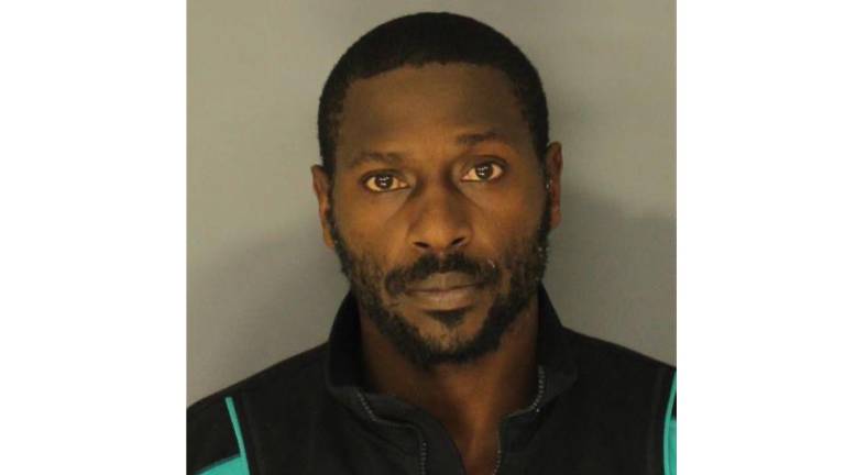 Antonio Brown fue detenido en Dubái por un cargo por intento de asesinato que tiene en Miami. Antonio Brown fue detenido en Dubái por un cargo por intento de asesinato que tiene en Miami.