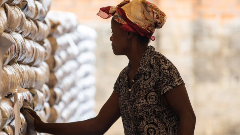 Trabajadora del PMA en un almacén en Kananga, República Democrática del Congo.