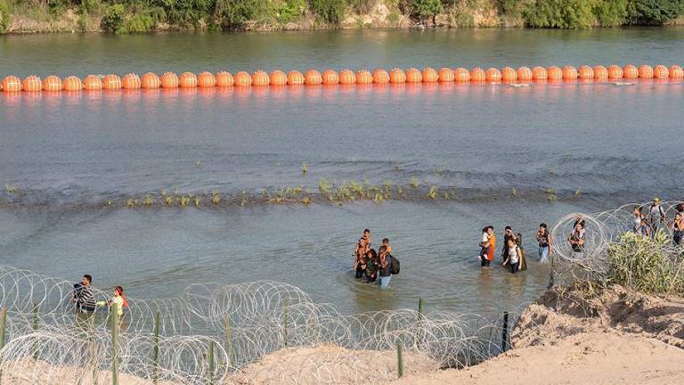 En el río Bravo, en la frontera entre México y Estados Unidos, se colocaron boyas para evitar el paso de migrantes.