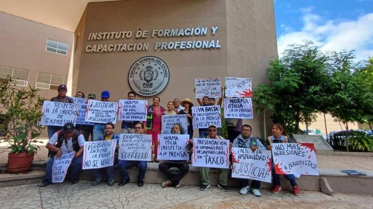 Periodistas de Chilpancingo protestaron afuera de las oficinas de la Fiscalía General del Estado.