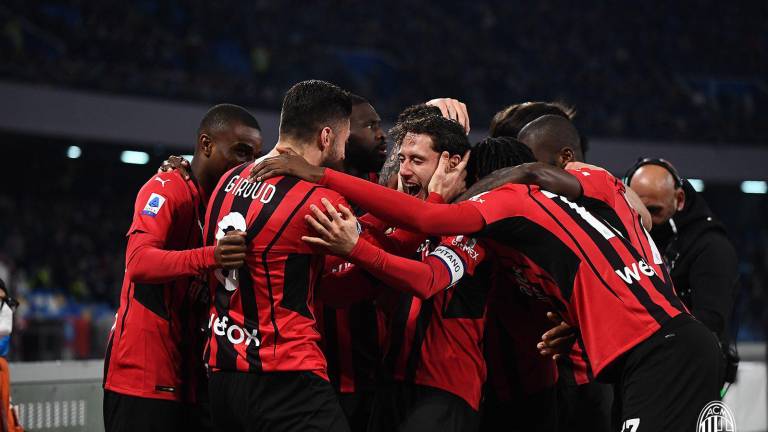 Olivier Giroud celebra con sus compañeros el gol que determinó el triunfo para el AC Milan.