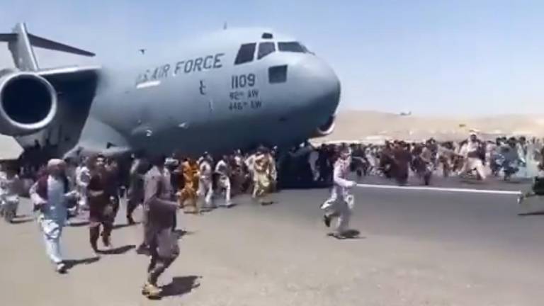 Caos en Afganistán tras regreso de talibanes; reportan muertos por evacuación del aeropuerto de Kabul