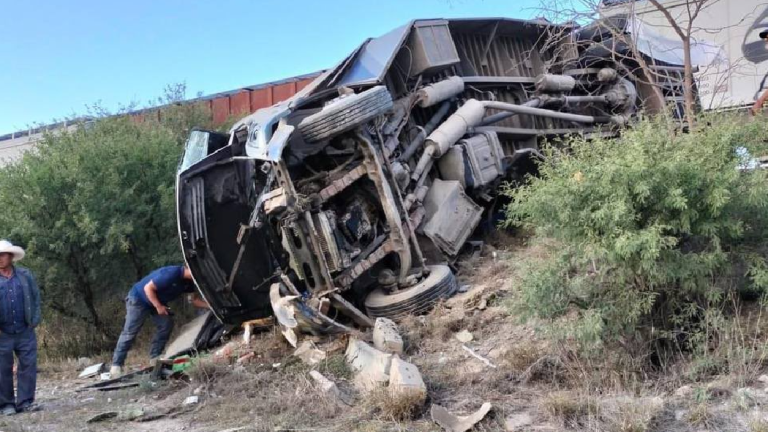 Impacta tren a camión de pasajeros en Querétaro; hay cinco muertos y 11 heridos