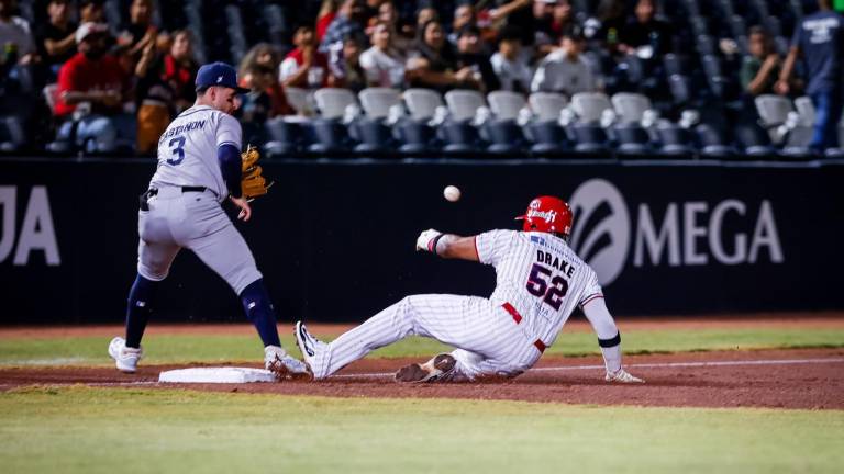 Con rally decisivo en la parte baja de la octava entrada, los Águilas de Mexicali derrotaron 10-6 a Jaguares de Nayarit para igualar la serie en El Nido. Con rally decisivo en la parte baja de la octava entrada, los Águilas de Mexicali derrotaron 10-6 a Jaguares de Nayarit para igualar la serie en El Nido.