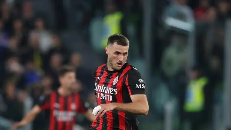 Santiago Giménez se va al hule. Santiago Giménez se va al hule.