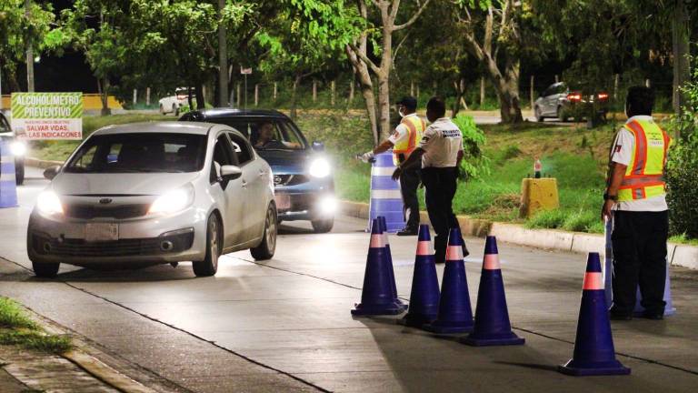 Sanciona Alcoholímetro a 44 conductores por rebasar límite de alcohol en la sangre, en Mazatlán