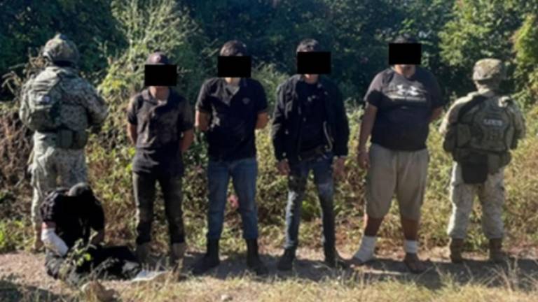 Elementos castrenses detuvieron a cinco hombres y decomisaron armamento y vehículos tras el enfrentamiento en Ojo de Agua de Osuna, Rosario. Elementos castrenses detuvieron a cinco hombres y decomisaron armamento y vehículos tras el enfrentamiento en Ojo de Agua de Osuna, Rosario.