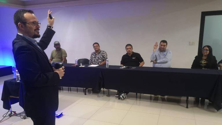 Luis Raúl Billy Irigoyen, presentó su conferencia ante integrantes de Canacintra y el Banco de Alimentos de Mazatlán.