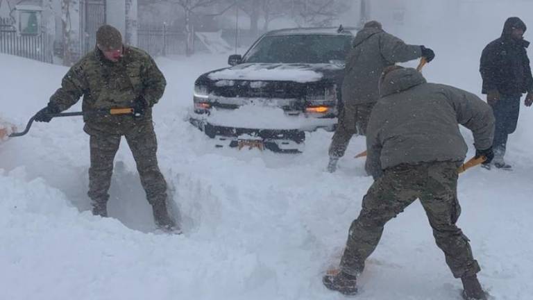 Personal del Gobierno de Nueva York contribuye a despejar vialidades después de las nevadas intensas registradas recientemente.