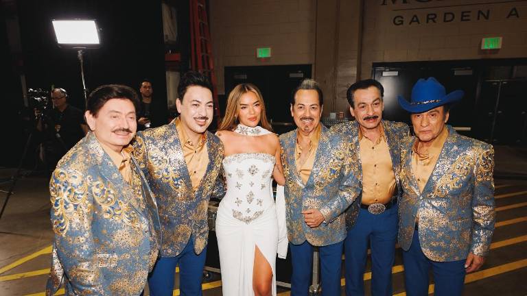 Karol G se entusiasma en encuentro con Los Tigres del Norte. Karol G se entusiasma en encuentro con Los Tigres del Norte.