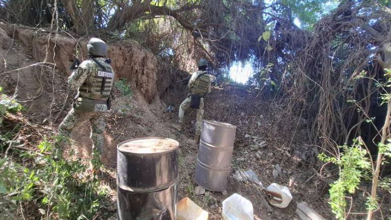 Elementos militares inhabilitaron laboratorios clandestinos de metanfetamina en Culiacán y Navolato. Elementos militares inhabilitaron laboratorios clandestinos de metanfetamina en Culiacán y Navolato.