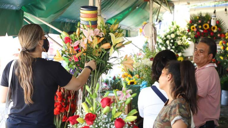 Floristas que ofrecen su producto afuera de los panteones de Mazatlán.