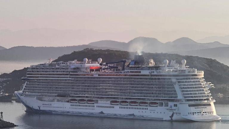Entrada del crucero Norwegian Bliss a Mazatlán. Entrada del crucero Norwegian Bliss a Mazatlán.