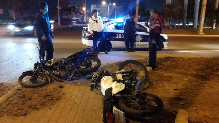 Los dos motociclistas resultaron lesionados tras el accidente y fueron atendidos por paramédicos de Bomberos Mazatlán y de Cruz Roja.