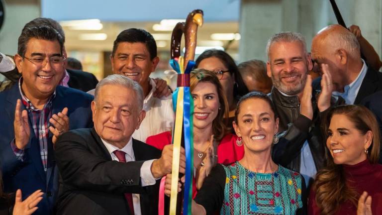 Andrés Manuel López Obrador entregó el llamado “bastón de mando” a Claudia Sheinbaum.