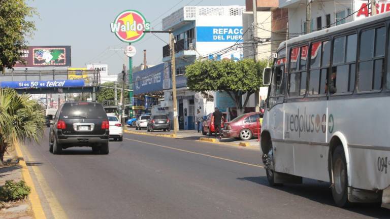 Sobre la avenida Ejército Mexicano, en Mazatlán, han delimitado el carril que sería exclusivo para el transporte público.
