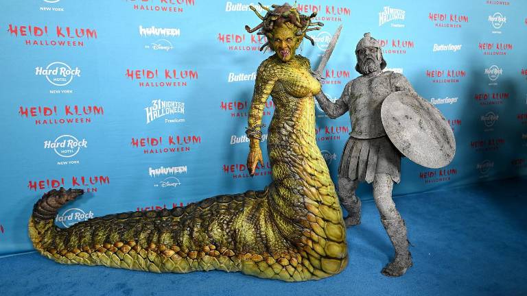 Heidi Klum se disfraza de la medusa. Heidi Klum se disfraza de la medusa.