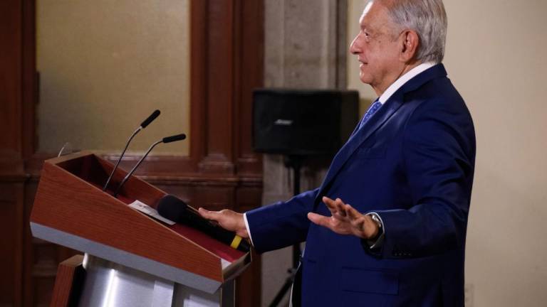 El Presidente Andrés Manuel López Obrador continuó este lunes hablando del caso de la pensión por viudez de María Amparo Casar.