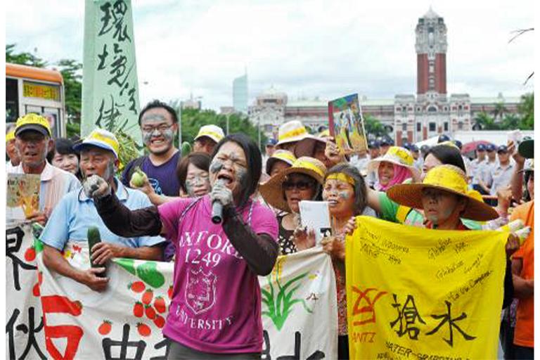 $!En 2012, los agricultores taiwaneses protestaron frente a la Oficina Presidencial en Taipéi contra el desvío de agua de riego de las tierras de cultivo al Parque Científico Central de Taiwán.